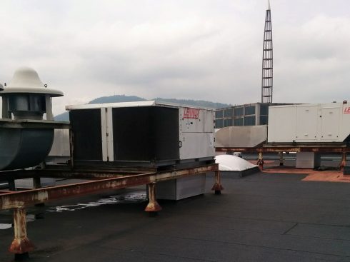 Tareas de mantenimiento en Intu Asturias